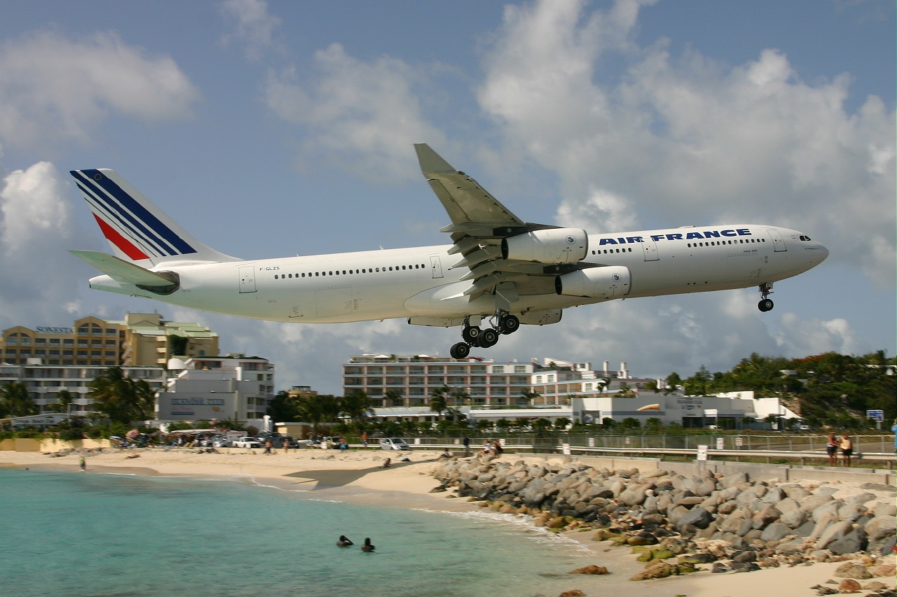 Air France A340 f glzs 12-09-07 ( St. Maarten)