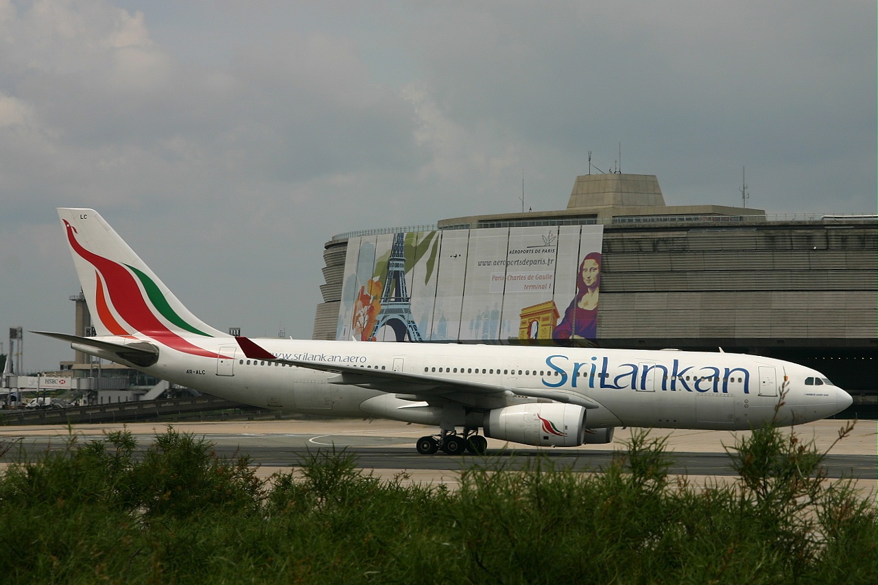 Srilankan  A330  4r alc  16-05-07 (cdg)